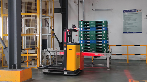 Pallet-moving and picking Automated Guided Vehicle