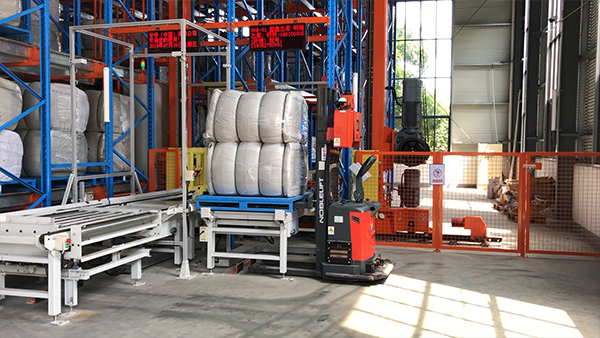 Pallet-moving and picking Automated Guided Vehicle
