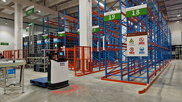 Pallet-moving and picking Automated Guided Vehicle