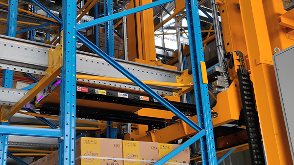 Standard pallet stacker crane