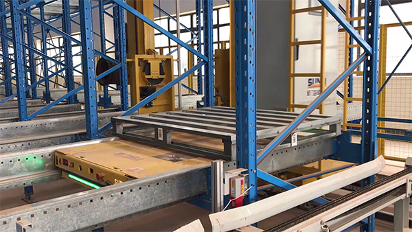 Stacker crane equipped with two-way shuttle vehicle