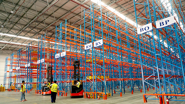 Heavy-duty beam-type shelving