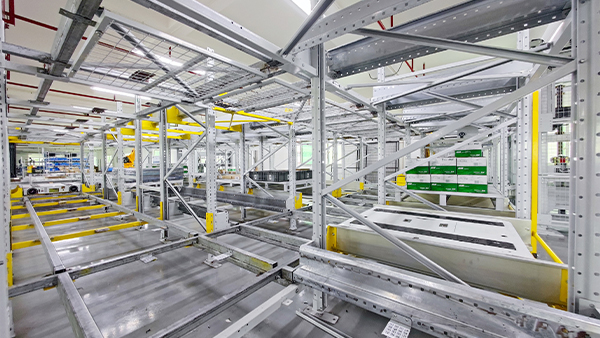 Specialized shelves for four-way shuttle vehicles