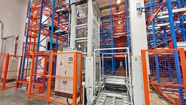 Specialized shelves for four-way shuttle vehicles