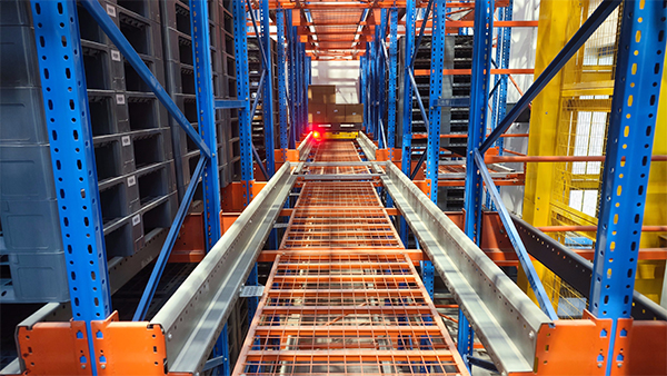 Specialized shelves for four-way shuttle vehicles