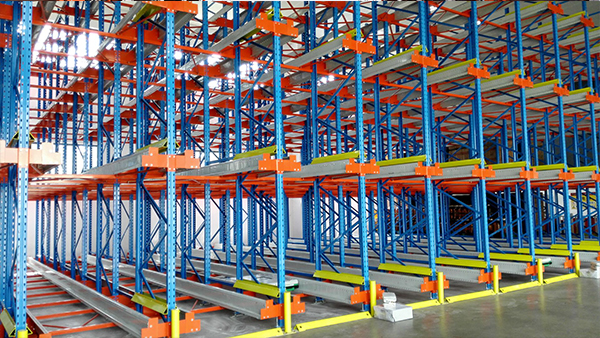 Two-way shuttle vehicle-specific shelves